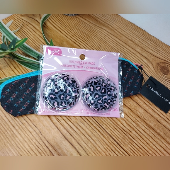 Kendall And Kylie Makeup Brush Case Bonus Cheetah Hot And Cold Eye Pads - Picture 2 of 15